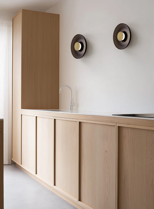 Applique murale Pablo Designs Totem Espresso, design sculptural et lumière LED douce.