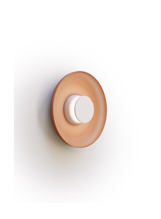 Applique murale Pablo Designs Totem, finition Terracotta et médaillon en noyer.