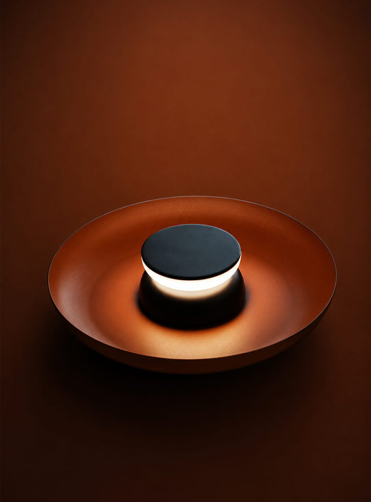 Applique murale Pablo Designs Totem Terracotta, design sculptural et lumière LED douce.