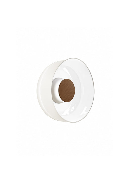 Applique murale Totem de Pablo Designs, un luminaire minimaliste en verre opalin avec éclairage LED homogène. blanc noyer