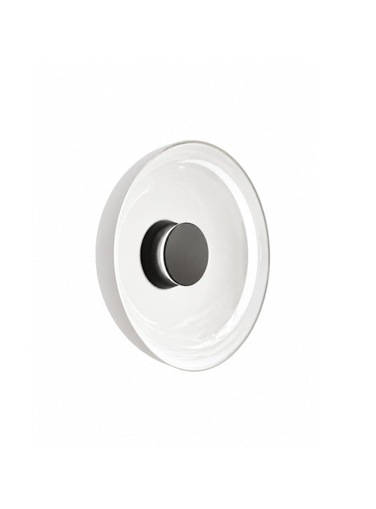 L'applique murale Totem de Pablo Designs offre un éclairage homogène sans éblouissement et un design minimaliste. noir