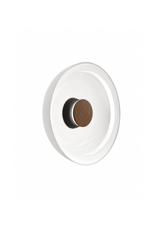 L'applique murale Totem de Pablo Designs associe verre blanc opalin, éclairage LED et design contemporain. noir noyer