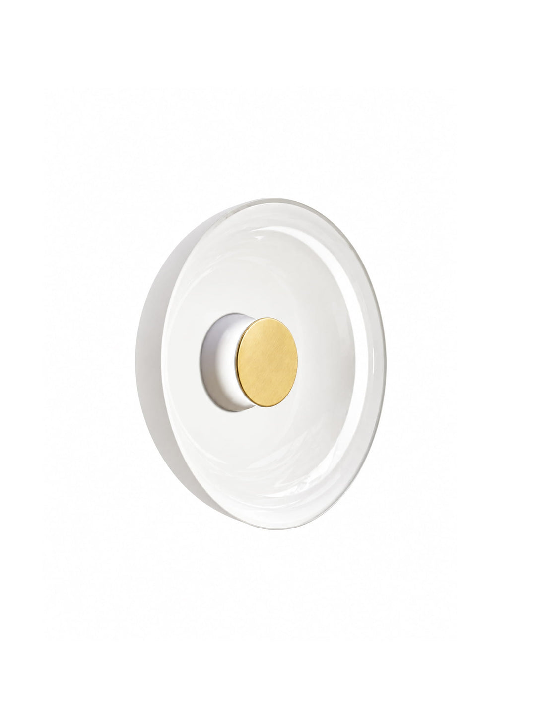 L'applique murale Totem de Pablo Designs diffuse une lumière douce grâce à son élégant verre blanc opalin. blanc laiton