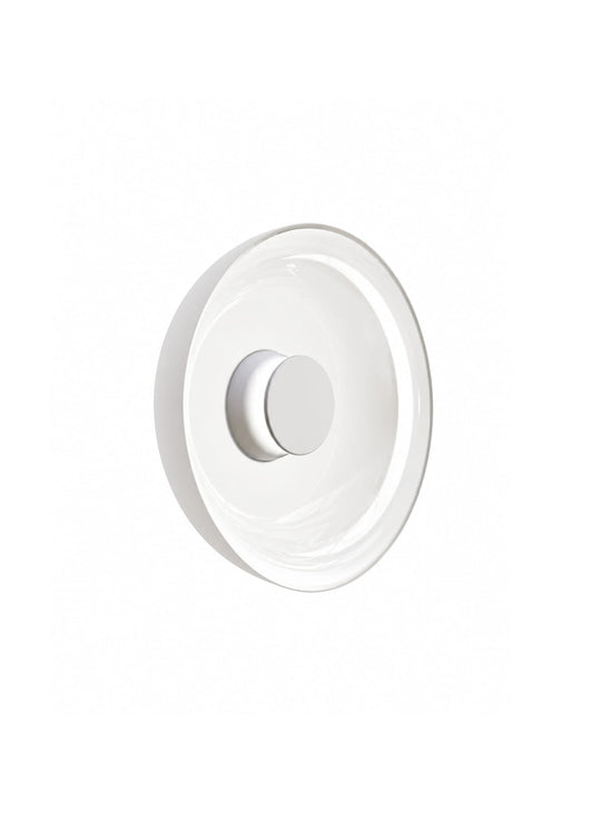Applique murale Totem de Pablo Designs en verre opalin soufflé, pour une lumière douce et sans éblouissement. blanc