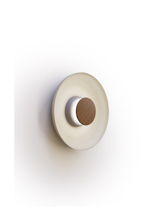 Applique murale Pablo Designs Totem, idéale pour un intérieur lumineux et moderne.