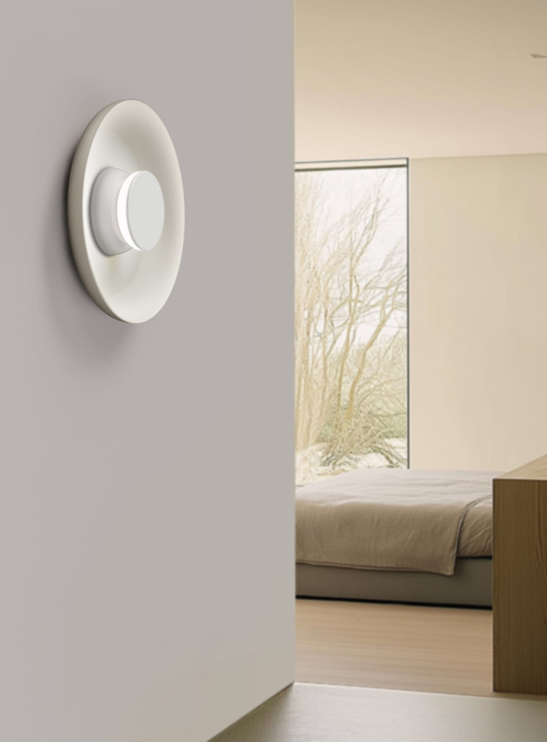 Applique murale Pablo Designs Totem blanche, design sculptural et lumière LED douce.