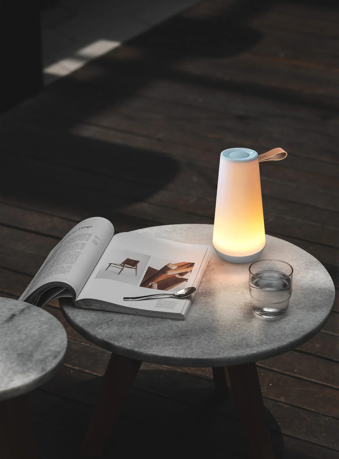 Découvrez la lanterne UMA mini de Pablo Designs, un luminaire LED avec enceinte Bluetooth intégrée.