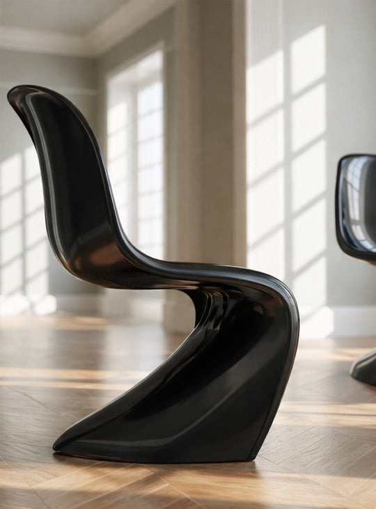 Design iconique revisité avec la chaise à dîner Nüspace Panton, élégante et contemporaine. noir