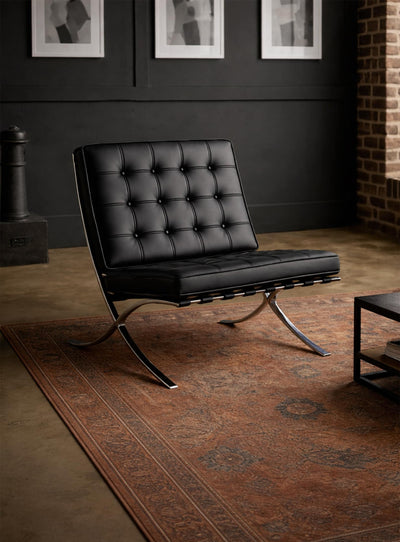 Le fauteuil Pavilion allie cuir capitonné, acier chromé et élégance inspirée des années 30. noir