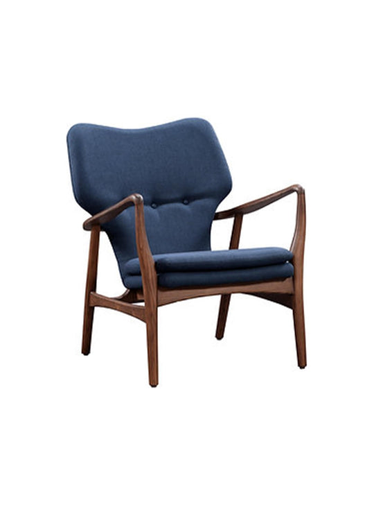Élégance et confort se rencontrent dans le fauteuil Peggy en noyer et tissu raffiné. Bleu.
