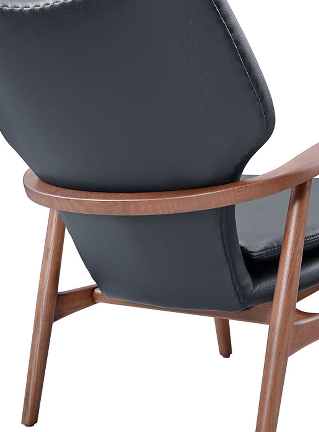 Fauteuil Peggy Classique du design, un fauteuil en bois teinté noyer à l’allure chaleureuse et contemporaine. cuir noir