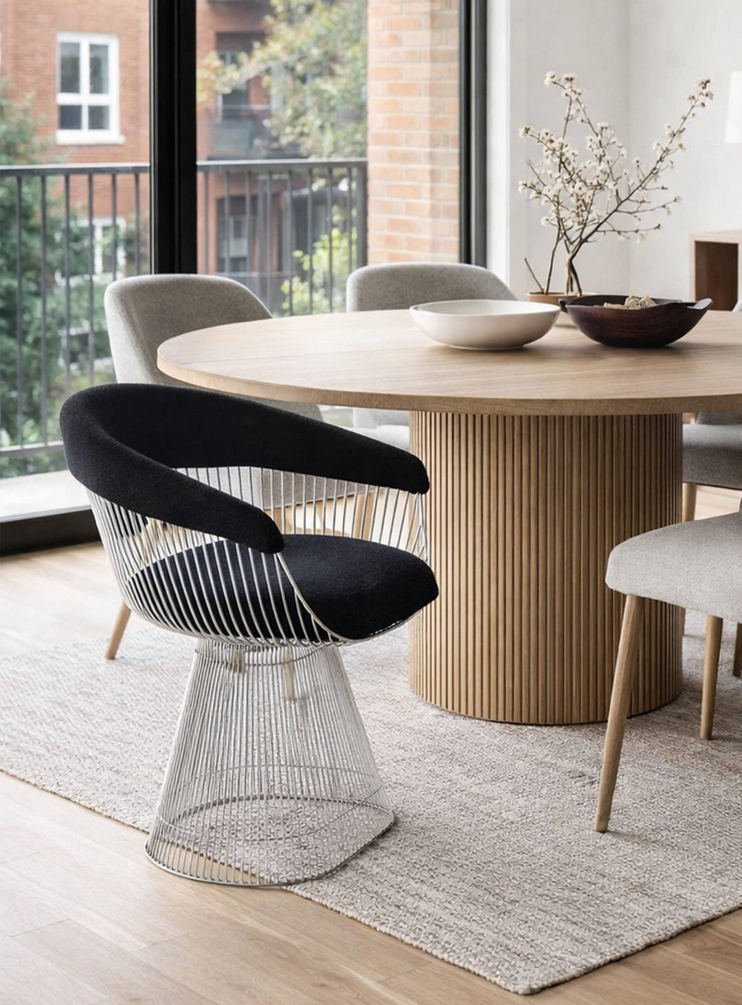 La chaise à dîner Warren Platner transforme votre espace avec élégance et légèreté. chrome