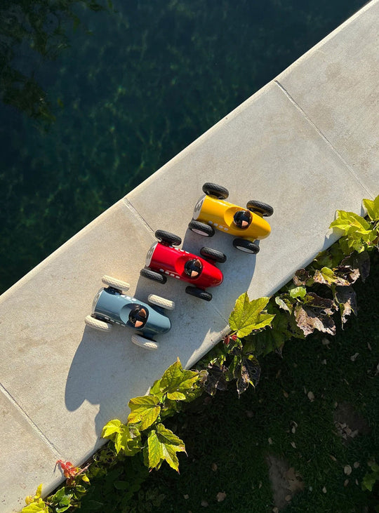 Voiture Egg Roadster Playforever, look élégant né d’une collaboration Hugo Boss.