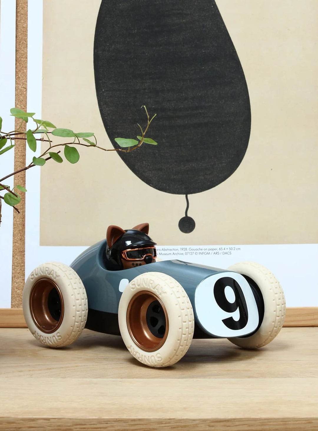 Voiture Egg Roadster Playforever, design rond et adorable inspiré d’Hugo Boss. scrambler