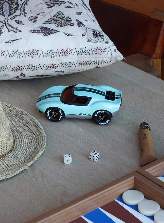 Voiture Ken de Playforever : hommage à Ken Miles et au design d’endurance. Menthe