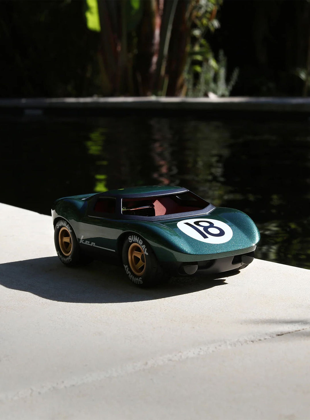 Jouet voiture Ken de Playforever : élégance vintage et robustesse. Vert.