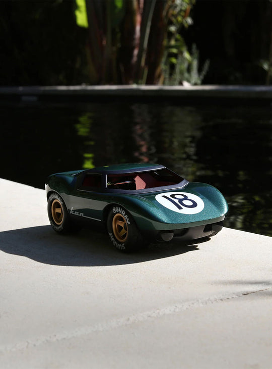 Jouet voiture Ken de Playforever : élégance vintage et robustesse. Vert.