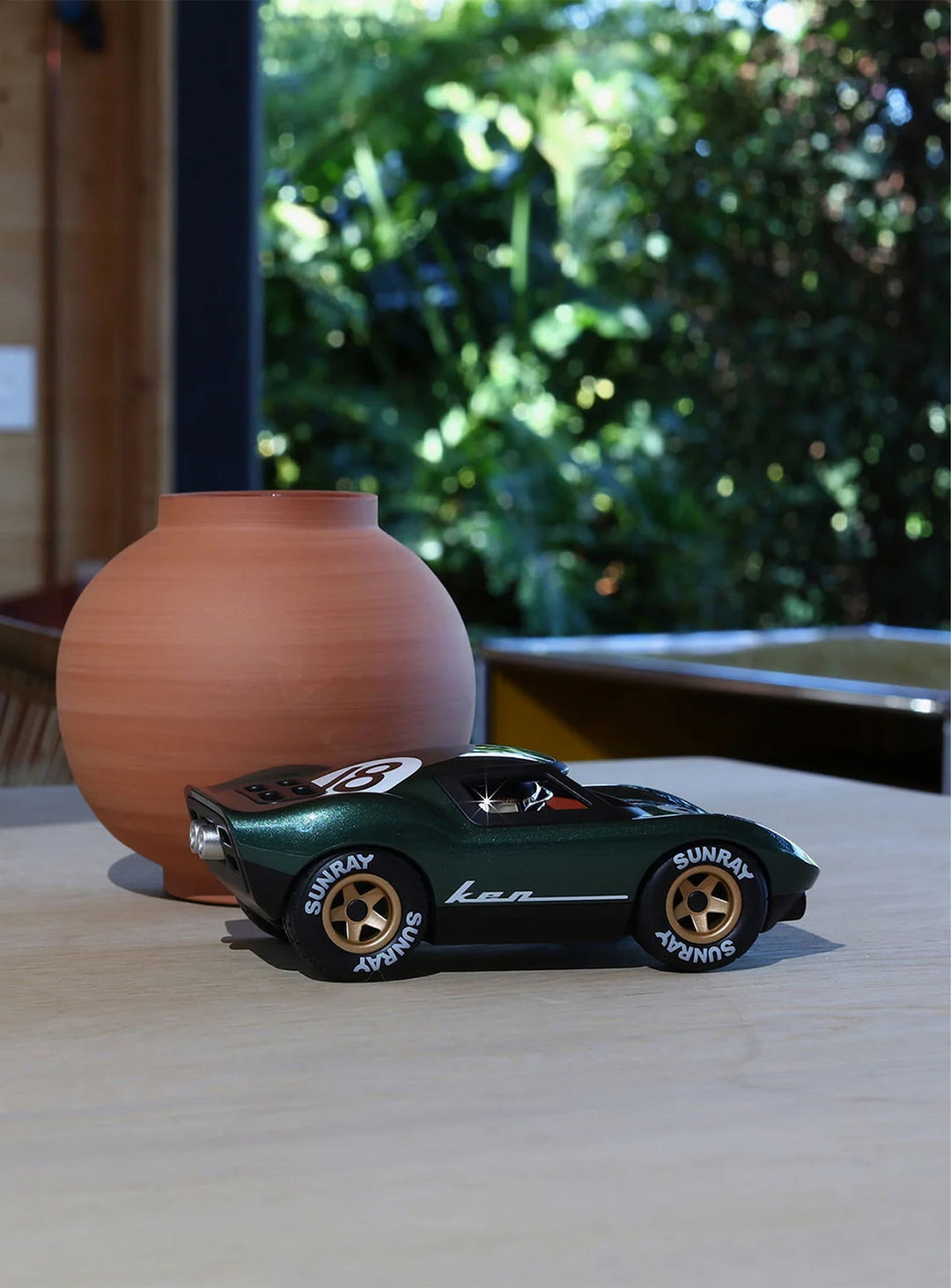 Jouet Ken de Playforever : voiture inspirée de l’âge d’or du sport auto. vert.