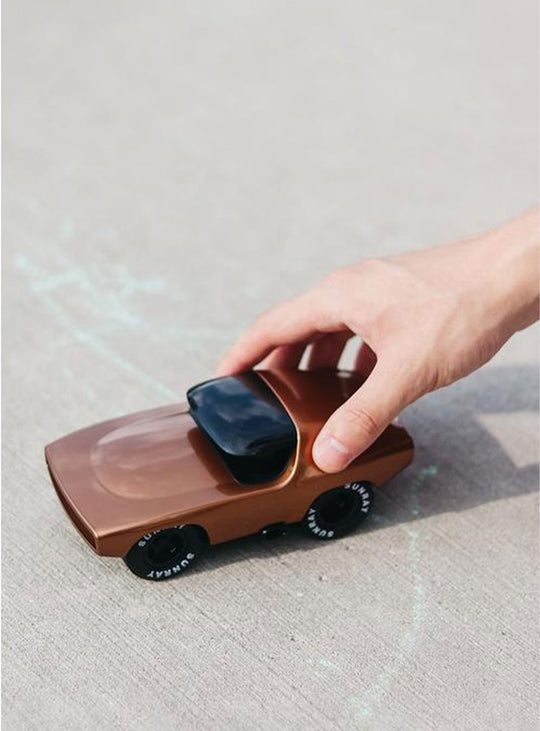 Voiture Leadbelly Playforever, lignes brutes et pneus extra larges. burnside