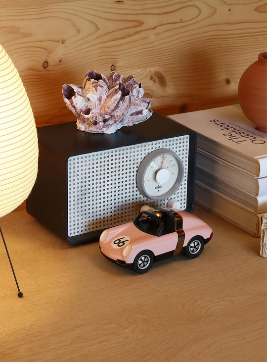 Jouet voiture Luft de Playforever : design emblématique et durable. Pop pink.