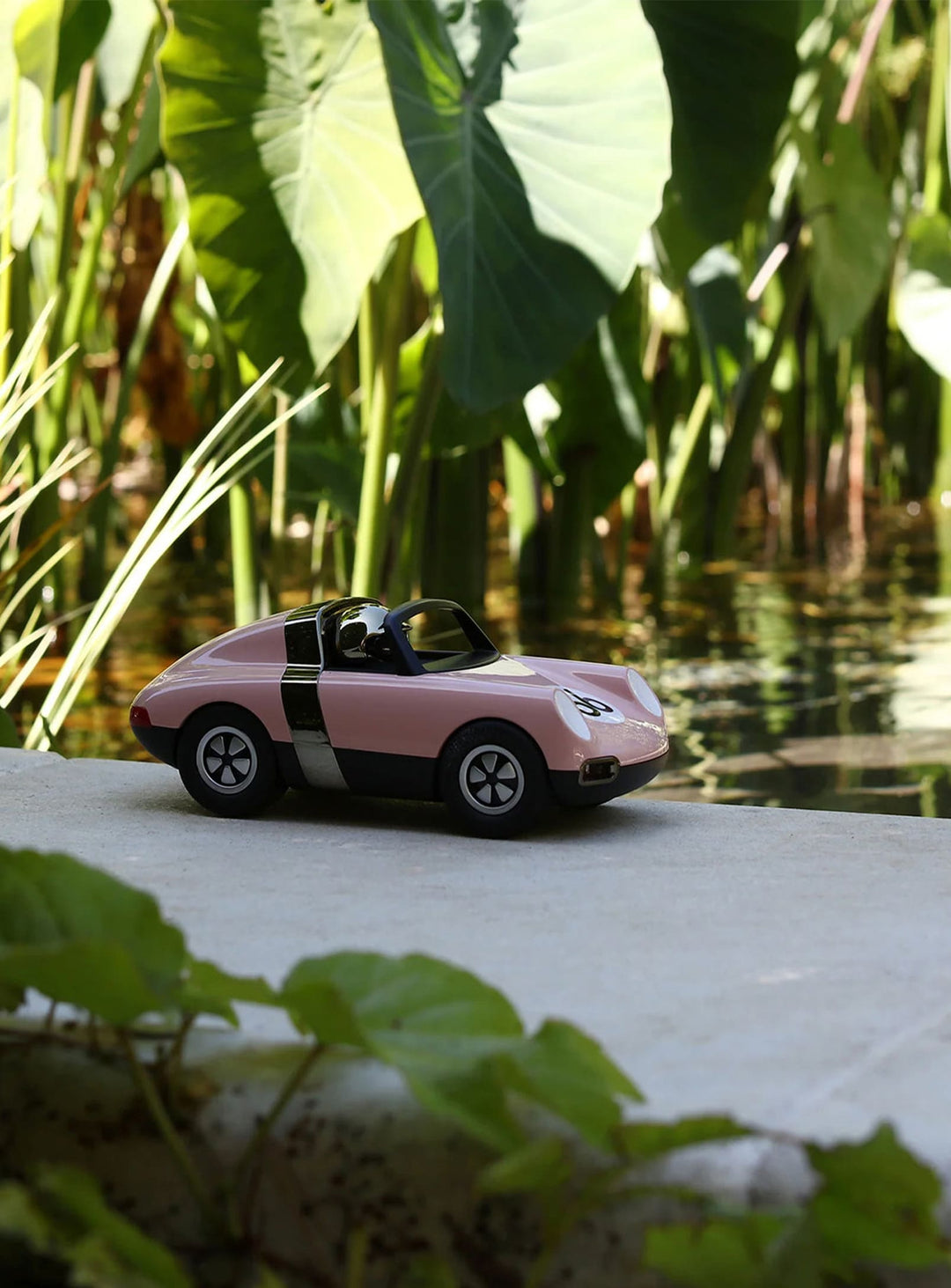 Voiture Luft de Playforever : design Porsche et plaisir intemporel. pop pink