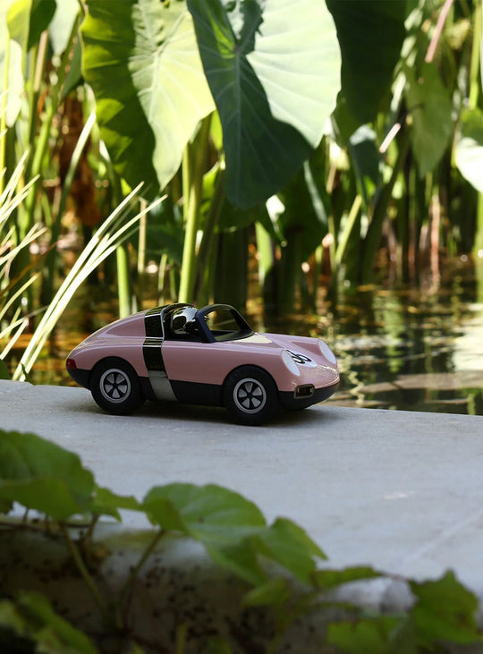 Voiture Luft de Playforever : design Porsche et plaisir intemporel. pop pink