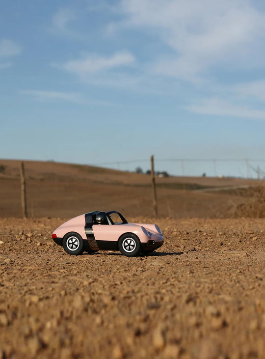 Voiture design Luft Playforever : allure Porsche et plaisir du jeu. pop pink