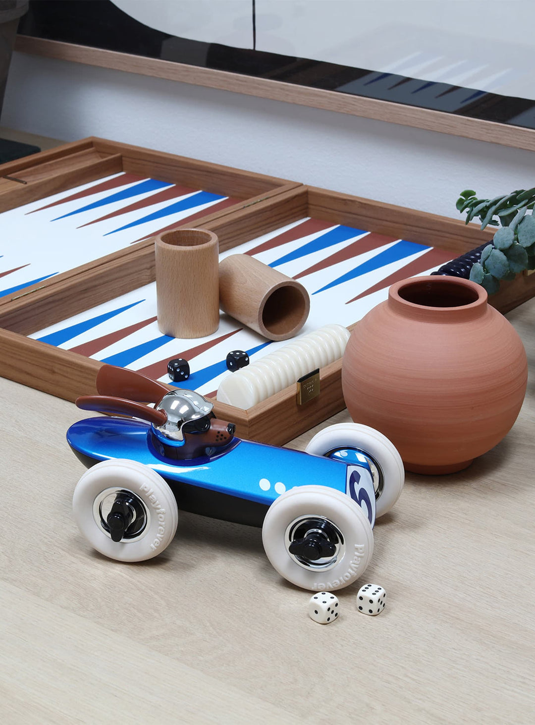 Voiture de course Rufus de Playforever : design audacieux et esprit ludique. Bleu