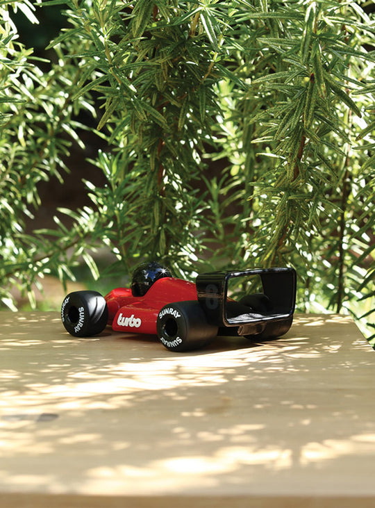 Voiture Turbo Playforever, silhouette extrême rappelant l’aérodynamisme 80s. laser