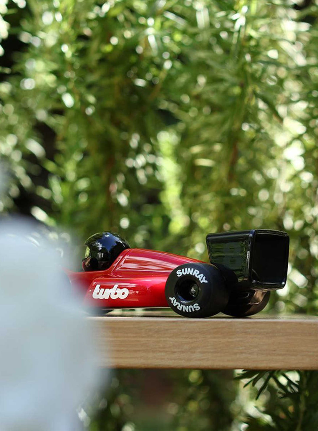 Voiture Turbo Playforever, mini voiture de collection au look racing iconique. laser