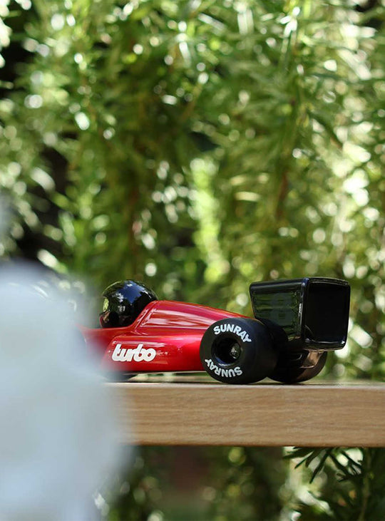 Voiture Turbo Playforever, mini voiture de collection au look racing iconique. laser