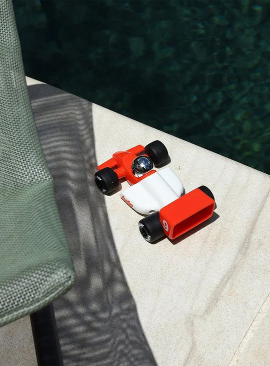 Voiture Turbo Playforever, ode à la vitesse, au style et à la liberté créative. lauper