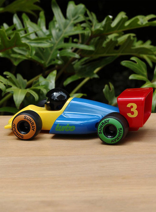 Voiture Turbo Playforever, graphismes rétro et lignes extrêmes irrésistibles. miami