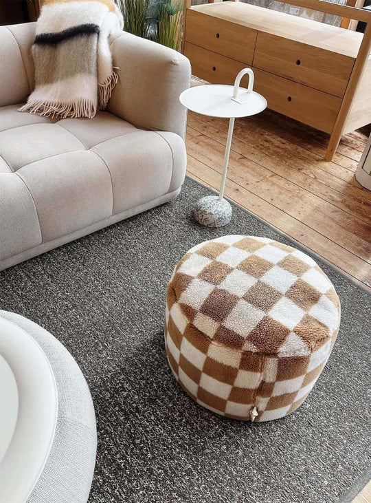 Pouf Point Teddy Chess de Fatboy en tissu teddy moelleux, motif à carreaux et confort cosy. amande et creme