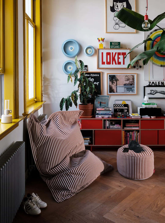 Pouf Slim Terry léger et pratique, s’adapte à tous les moments de détente. cognac et crème