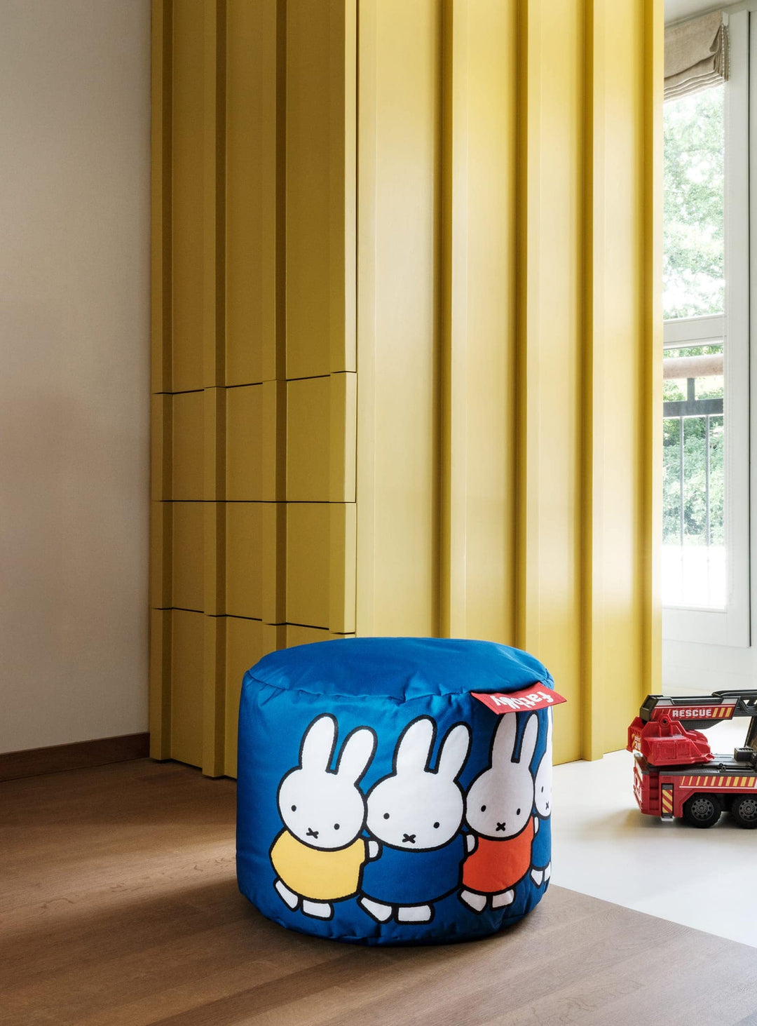 Pouf Point x Miffy coloré et ludique, design iconique Fatboy pour intérieur.