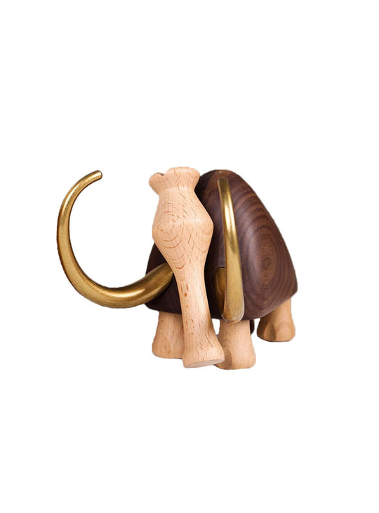 Mammouths géants sculptés en bois, témoins artistiques du passé. 