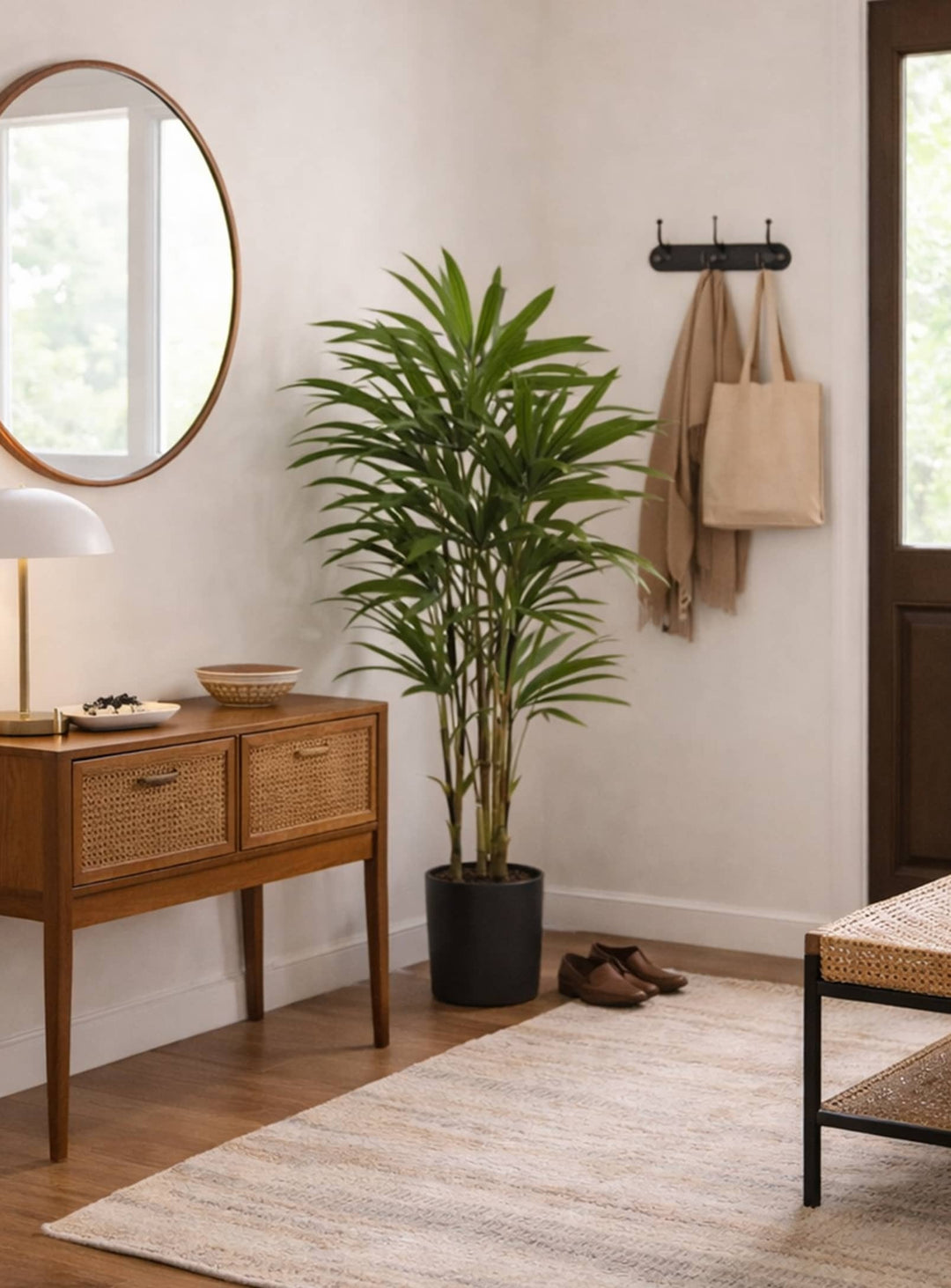 Le palmier artificiel Rhapis apporte verdure et élégance sans entretien.