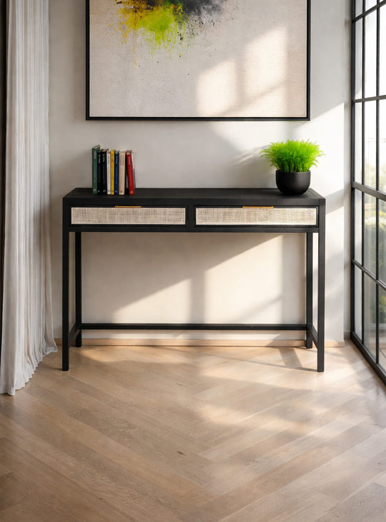 Le bureau Rattan apporte chaleur et style naturel à votre coin bureau. noir