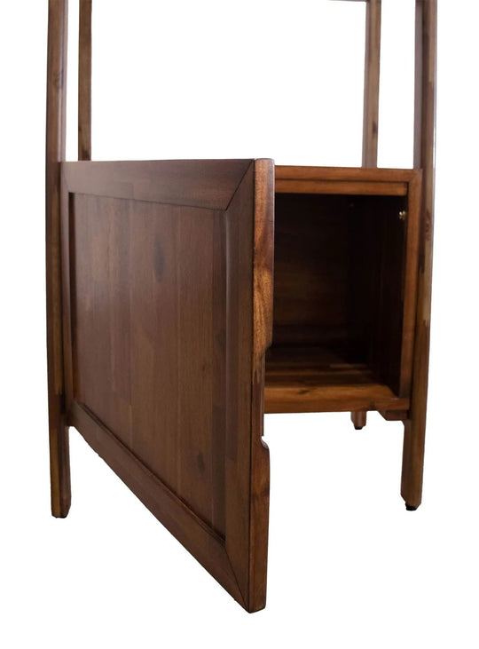 Bibliothèque Remix en bois massif au design Mid-century avec quatre étagères et rangement discret.