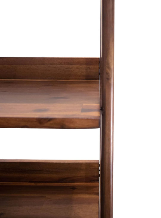 Bibliothèque Remix au style rétro avec arêtes arrondies, bois d'acacia et quatre étagères ouvertes.