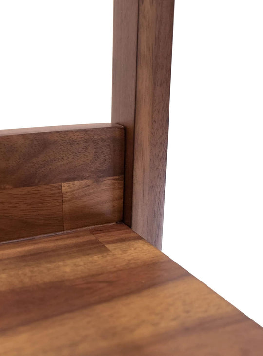 Bibliothèque Remix en acacia massif, un meuble compact au design chaleureux inspiré du style scandinave.