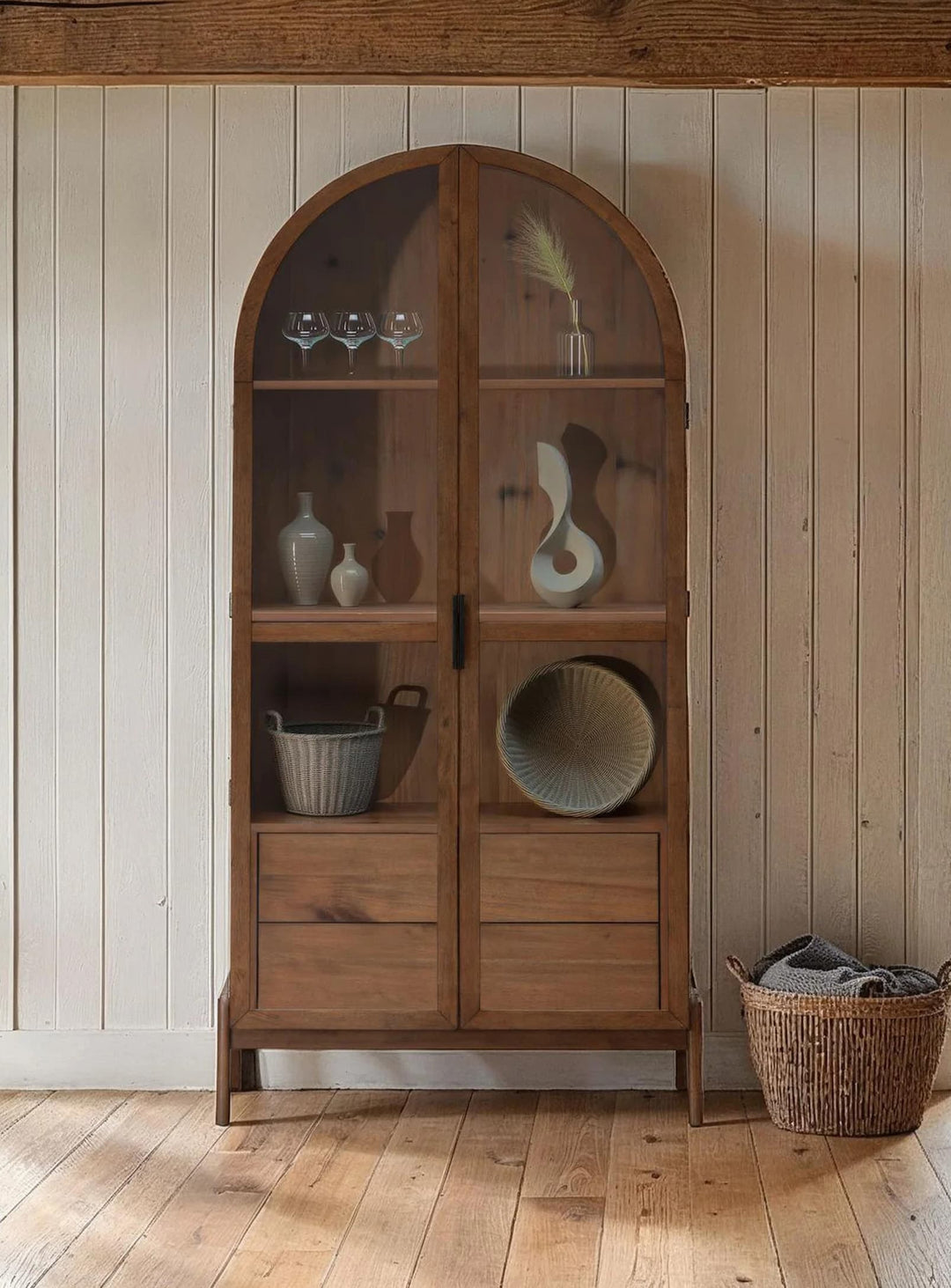 Vaisselier Remix au design élancé avec portes vitrées, étagères et tiroirs pour exposer vos plus beaux objets.
