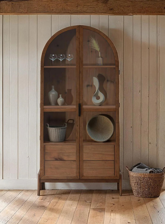 Vaisselier Remix au design élancé avec portes vitrées, étagères et tiroirs pour exposer vos plus beaux objets.