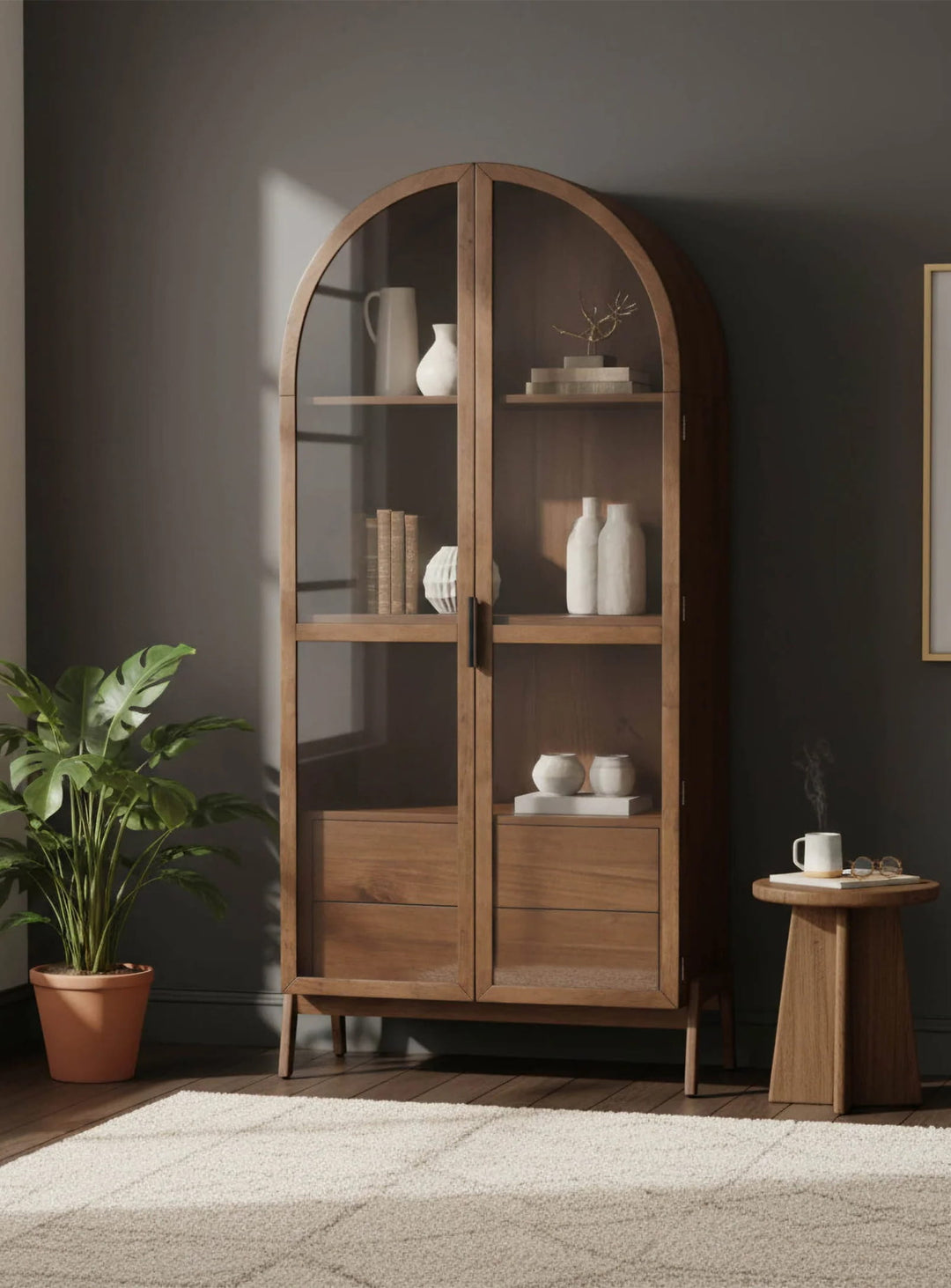 Vaisselier Remix avec portes en verre trempé et rangement généreux pour vaisselle, livres et objets déco.
