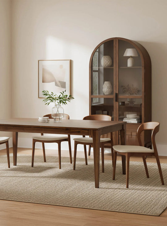 Vaisselier Remix au design élancé, idéal pour exposer vos objets tout en profitant de rangements pratiques.