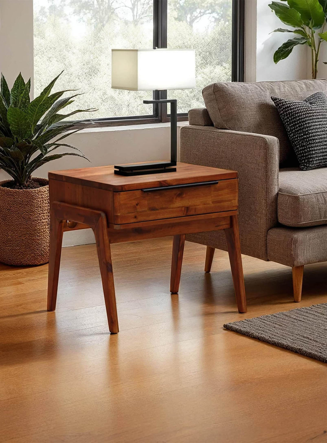 Table d’appoint Remix en bois massif d’acacia, design Mid-Century chaleureux avec tiroir discret.