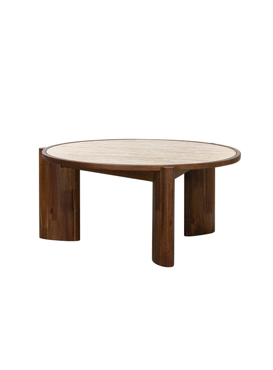 Table à café ronde Remix au design intemporel avec plateau beige effet travertin et pieds en bois massif.