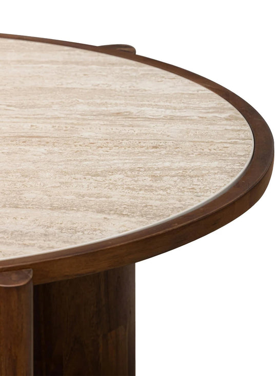 Table à café ronde Remix au style contemporain, mariant travertine céramique et bois massif d'acacia.
