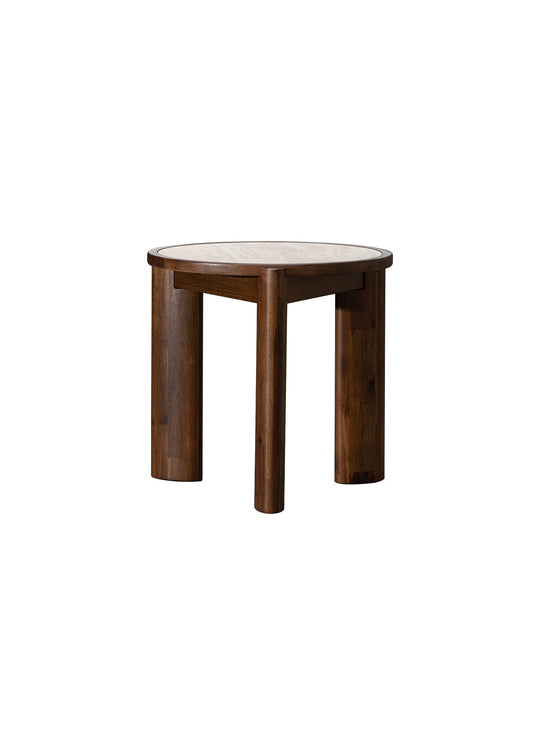 Découvrez la table d'appoint ronde Remix, avec plateau effet pierre et structure en bois massif d'acacia.